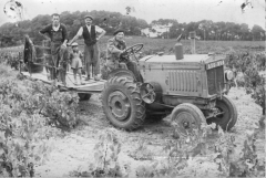 5  1953 un des premiers tracteurs.jpg